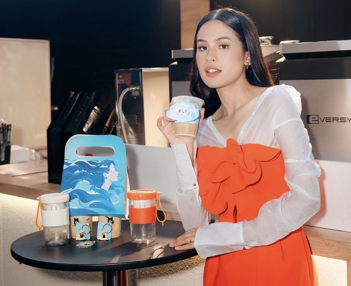 Siang-siang Nikmatnya Minum Kopi Favorit Maudy Ayunda Selembut Awan
