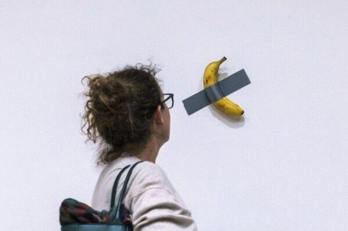 Gak Nyangka! Karya Seni Modal Pisang dan Selotip Ini Laku Terjual Rp98,6 Miliar