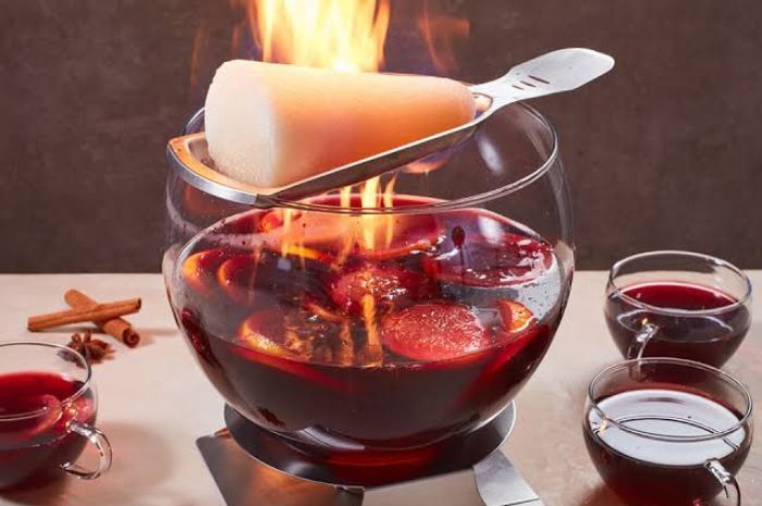 Hangatnya Tradisi Natal Jerman dengan Minuman Berapi Feuerzangenbowle