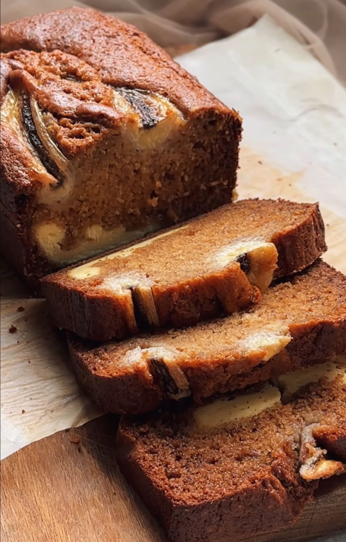 Banana Bread Cream Cheese: Lezatnya Bolu Pisang dengan Kejutan Gurih di Tengahnya