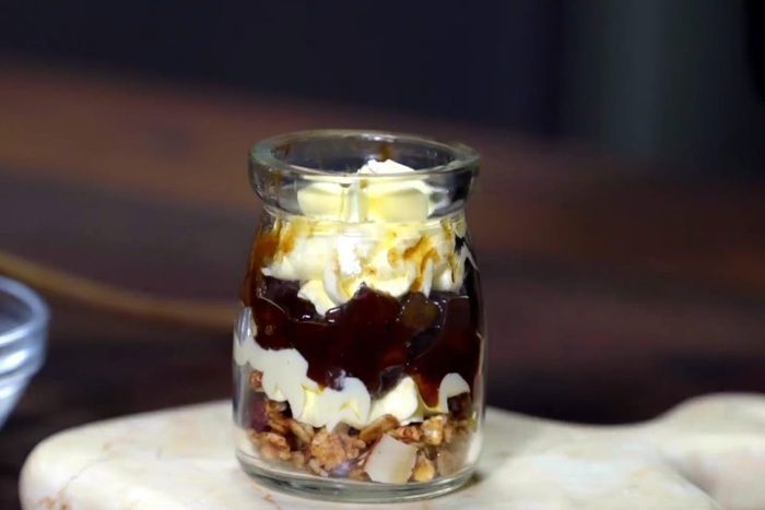 Parfait Apel Karamel, Camilan Mewah yang Gampang Banget Dibuat!