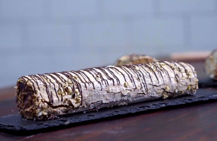 Coffee Hazelnut Meringue Roulade: Manis, Lembut, dan Crunchy Sekaligus!