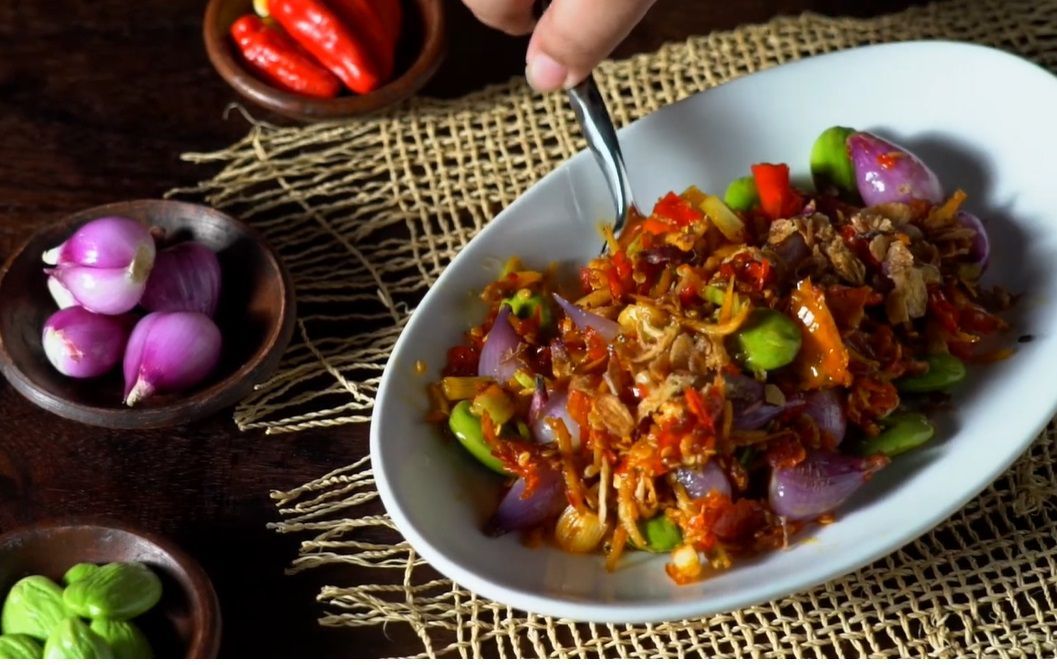 Resep Sambal Bawang Merah Utuh Teri Pete: Pedas Gurihnya Bikin Nambah Nasi Terus!