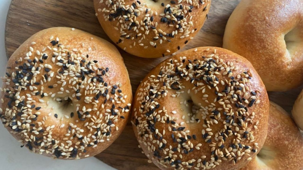 Resep Bagels Empuk dan Lembut ala New York, Bisa Tanpa Mixer!