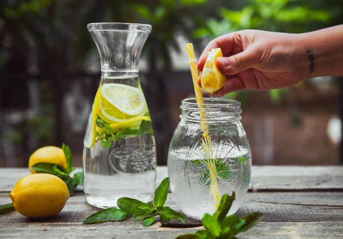 Minum Segelas Air Lemon Tiap Pagi, Bikin Mood Adem dan Perut Nggak Rewel!