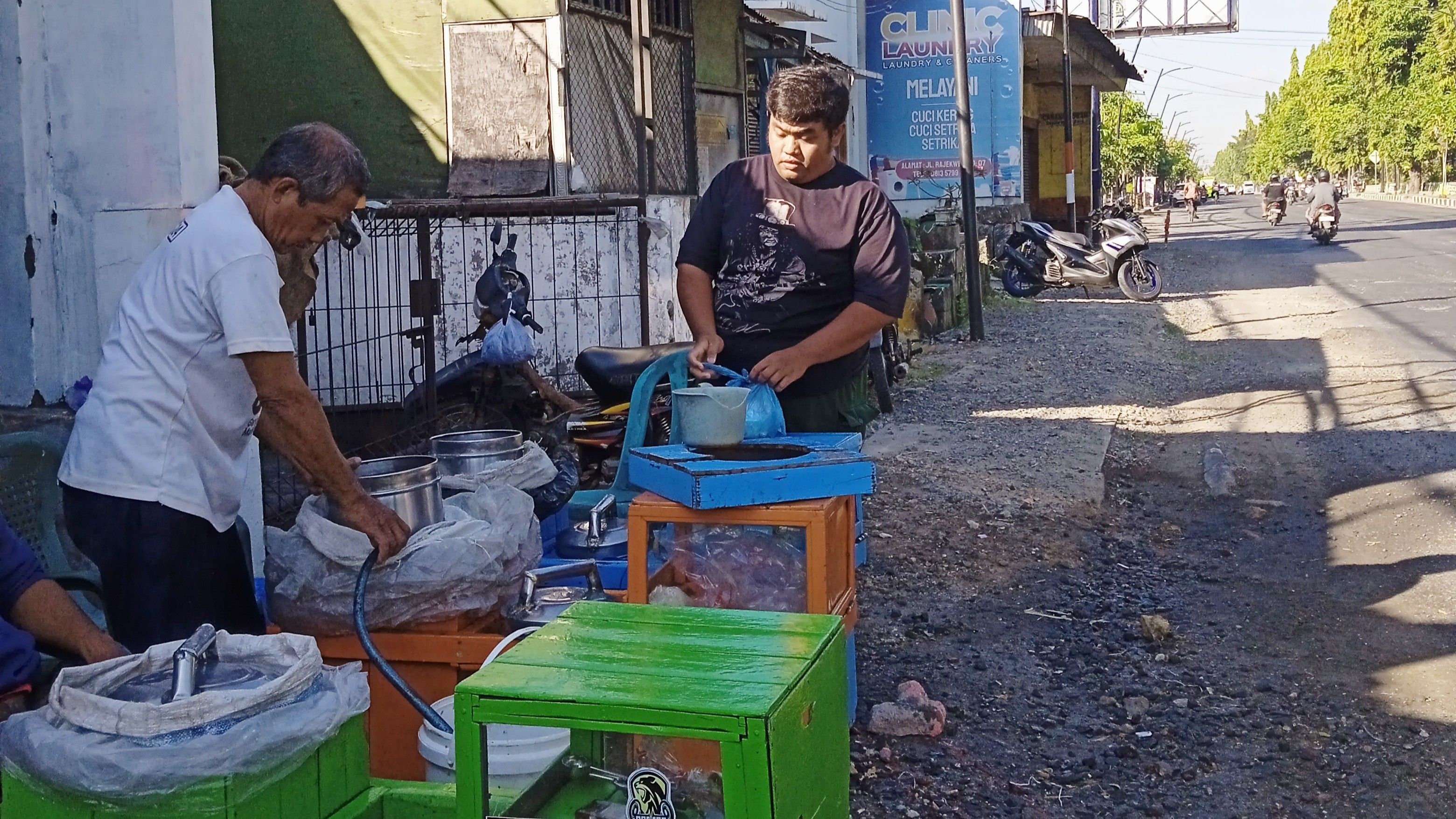 Kisah Kastari Merawat Manisnya Tradisi Es Puter Jadul dengan Penuh Kebahagiaan