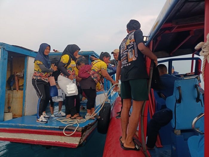  Bawa Puluhan Penumpang, Sebuah Kapal Motor Terombang Ambing di Pulau Seribu