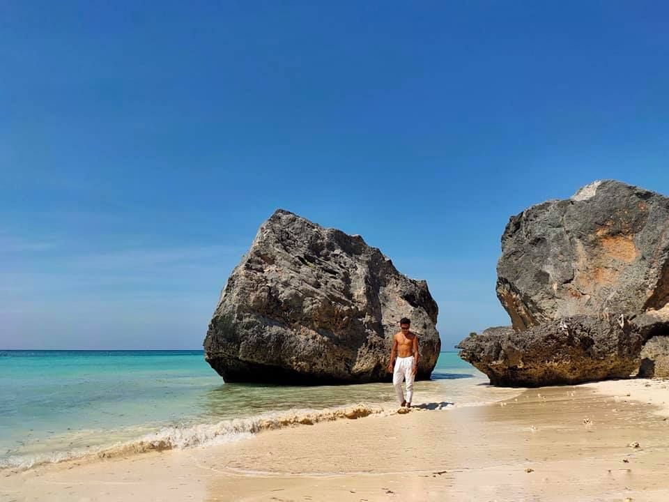 Melihat Indahnya Pantai Cemara di Pulau Sabu Raijua, Punya Pasir Putih yang Luas