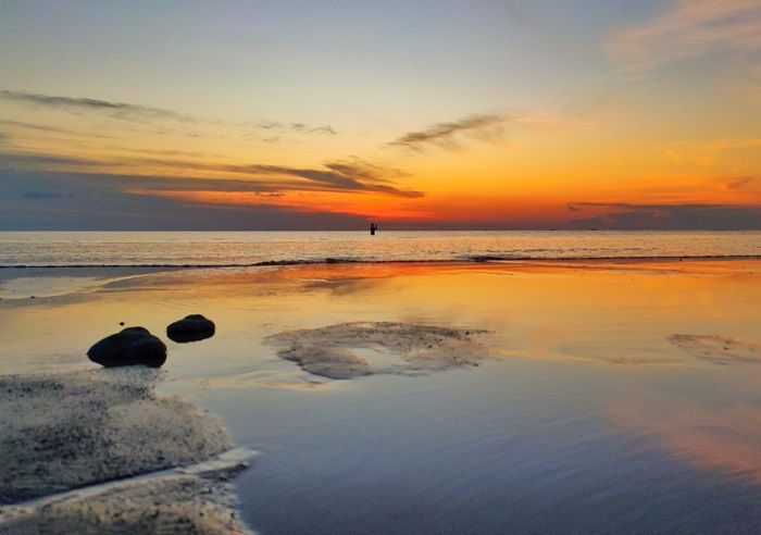 Pantai Napae, Spot Sunset Terkeren di Kota Seba yang Bikin Males untuk Pulang