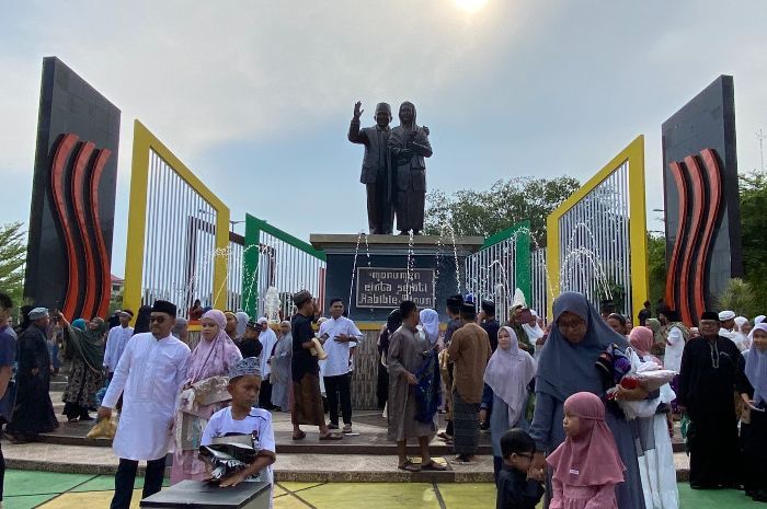 Hari Raya Idul Adha, Monumen Cinta Sejati Habibie Ainun di Parepare Ramai Dipadati Pengunjung
