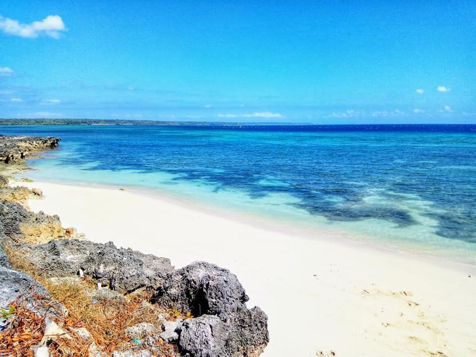 Melihat Cantiknya Pantai Baliana, Airnya Jernih Kebiruan Adanya di Kupang