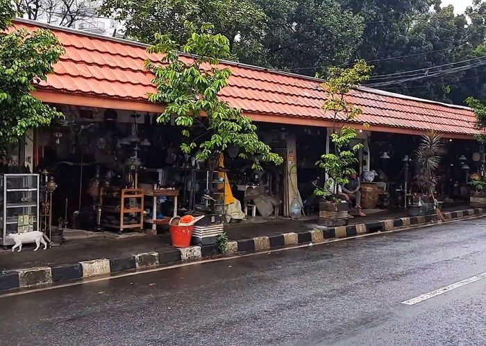 Jalan Surabaya: Surga Barang Antik di Tengah Padatnya Kota Jakarta