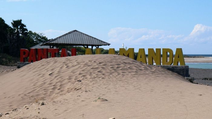 Cantiknya Pantai Alamanda, Punya Gurun Pasir Mini yang Terhampar di Pinggir Lautan