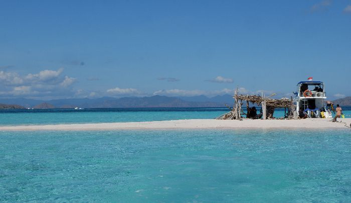 Melihat Keindahan Taka Makassar, Pulau Kecil yang Terbentuk dari Pasir Terseret Ombak 