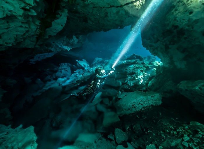 Prosedur Keselamatan yang Harus Diperhatikan Kalau Kamu Mau Cobain Sensasi Cave Diving