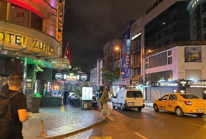 Gemerlapnya Distrik Fatih, Bermandikan Cahaya Malam Ada di Istanbul Sisi Eropa 
