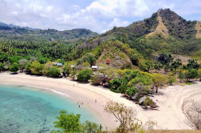 Pesona Pantai Koka di Maumere NTT, Tawarkan View Indah Instagramable Banget!