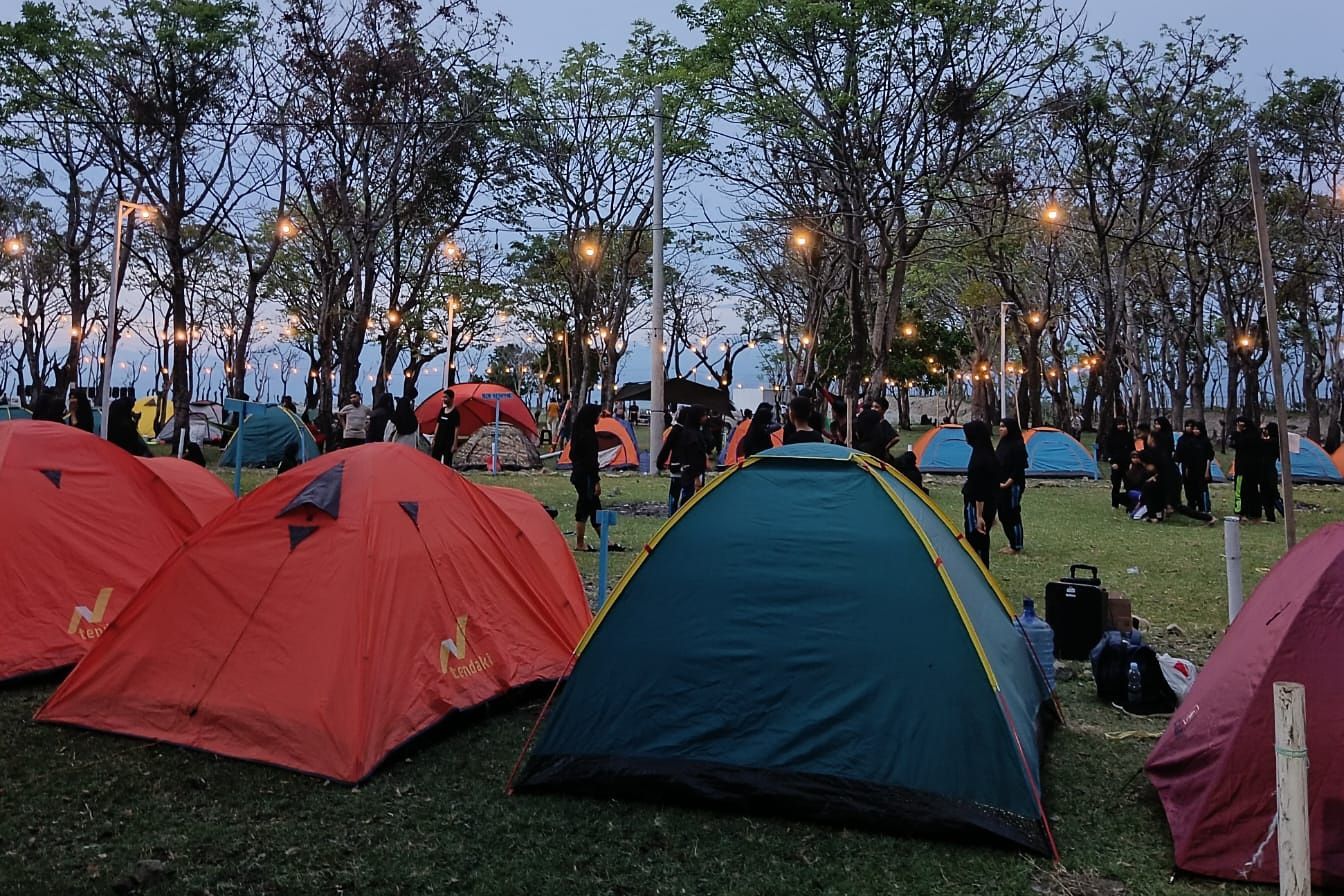 Pantai 'Al Fath Stira Paradise' Jadi Incaran Muda Mudi di Pinrang, Tempat Berburu Senja dan Suasana Camping