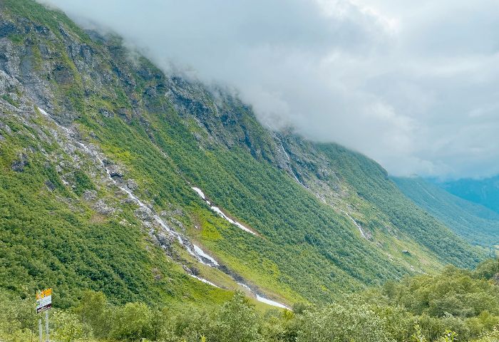 Indahnya Air Terjun Tvinnefossen di Gamle Strynefjellsvegen, Norwegia