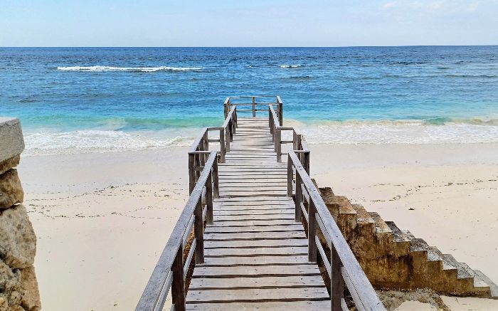 Mengintip Keindahan Pantai Kawona, Tempat Healing Raisa dan Hamis Daud yang Tersembunyi di NTT 