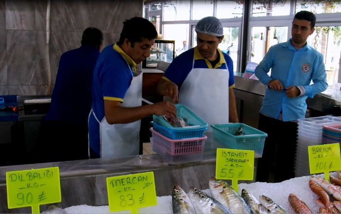 Makan Seafood di Pasar Ikan Terbesar di Turki, Bonusnya View Laut Mediterania