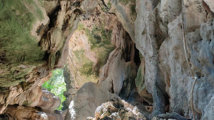 Melihat Keindahan Gua Cermin di Labuan Bajo, Jika Beruntung Bisa Ketemu Monyet Loncat