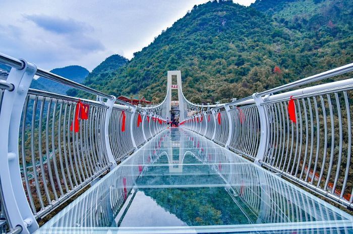 5 Jembatan Kaca Terpanjang di Dunia yang Memacu Adrenalin, Ada di Mana Saja?