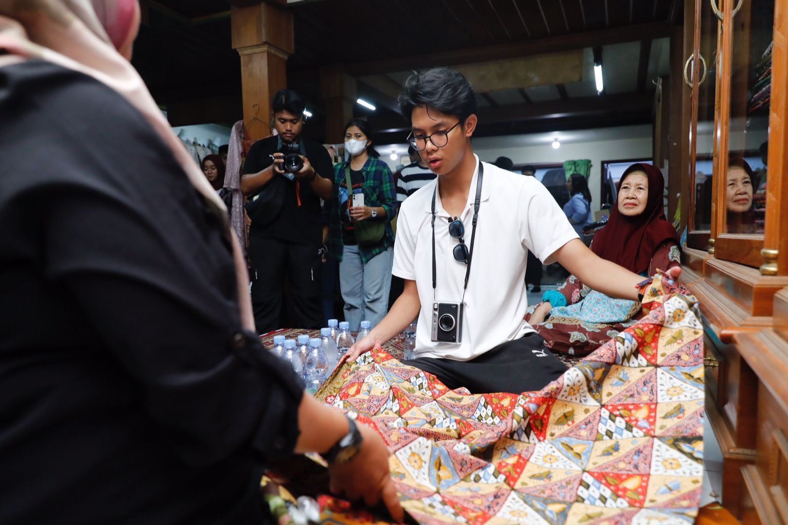 Kunjungi Sanggar Seni dan Pusat Batik Trusmi, Alam Ganjar Nilai Cirebon Berpotensi Jadi Destinasi yang Diburu Wisatawan
