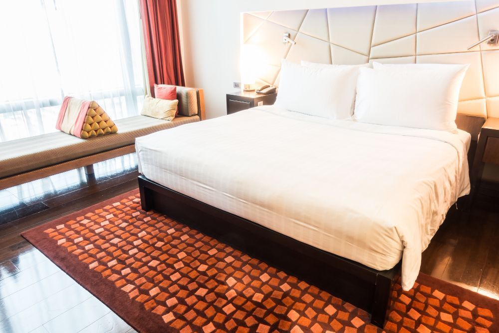 Alasan Mengapa Banyak Hotel Tak Dilengkapi Guling untuk Disediakan di Kamar Hotel