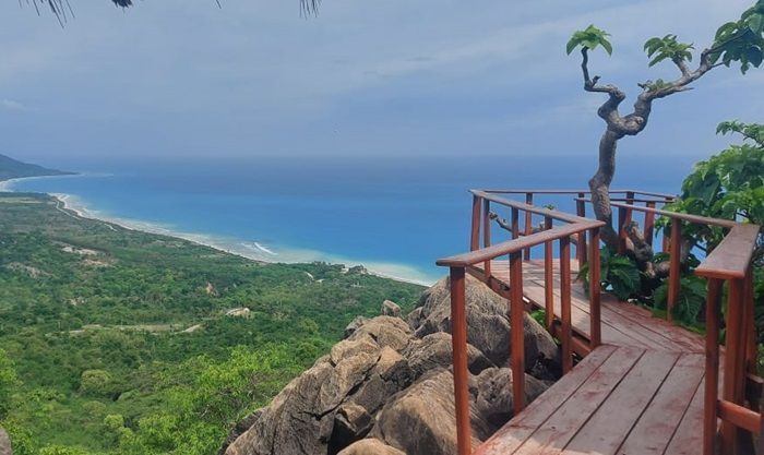 Menikmati Indahnya Alam NTT Sambil Memicu Adrenalin di Bukit Fatubraun