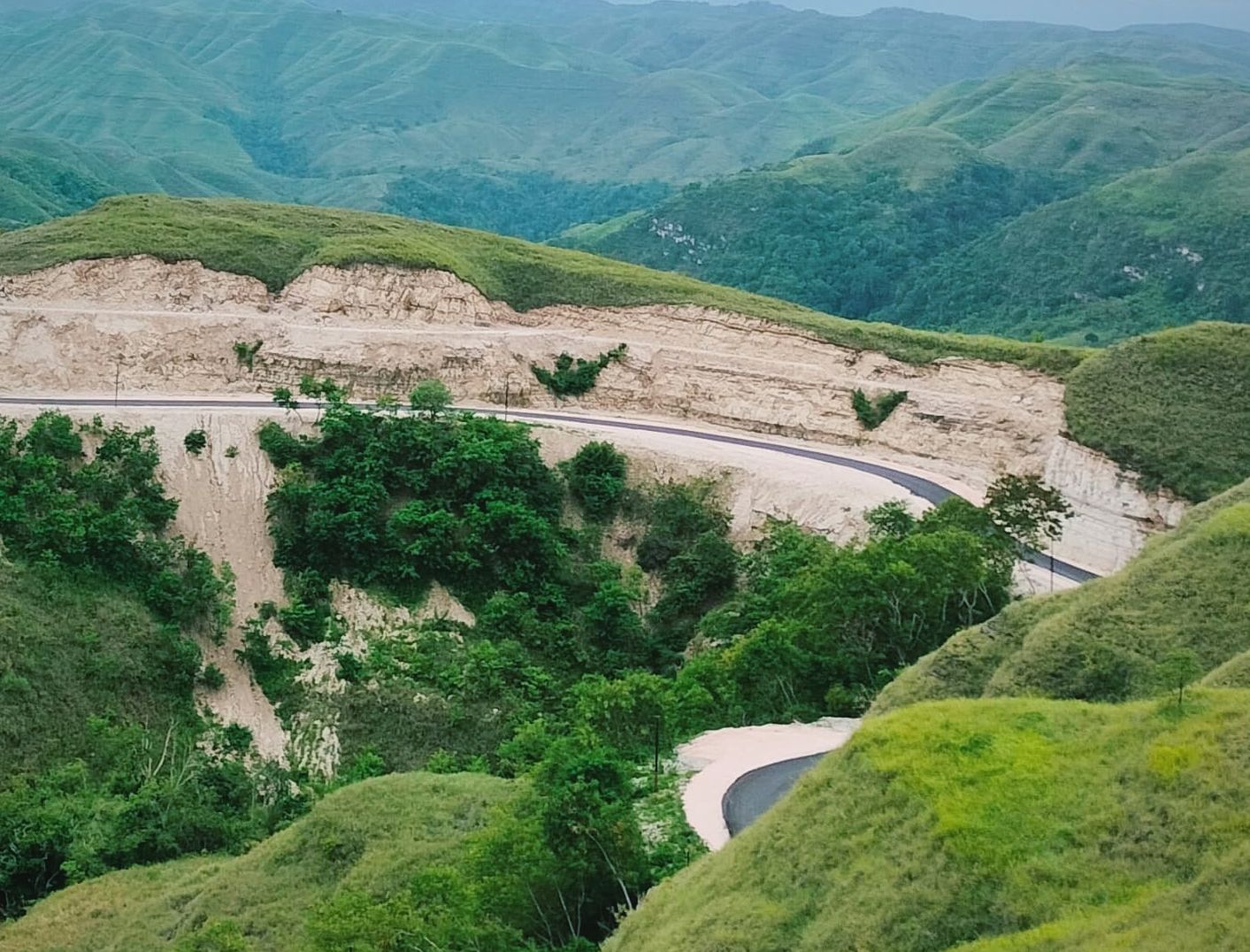 Berkunjung ke Bukit Hiliwuku NTT, Salah Satu Objek wisata Sabana Terindah di Indonesia.