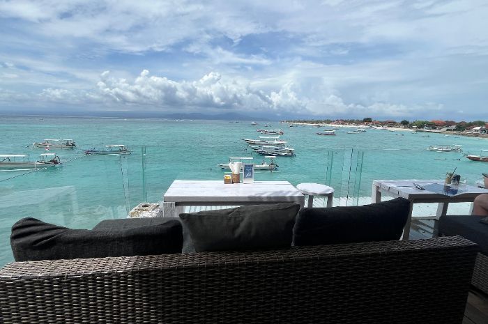 Menikmati Keindahan Pantai di Cafe The Deck & Bar Bali, Kuliner Asyik di Tengah Suasana Tropis Pulau Dewata