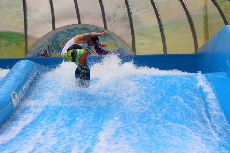 Cobain Flow Rider, Jago Berselancar Tanpa Harus ke Pantai