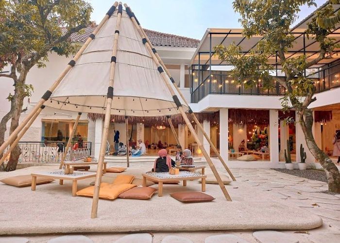 Seru dan Berbeda, Berikut 4 Rekomendasi Cafe Unik di Bandung untuk Pengalaman Kuliner Kamu yang Luar Biasa!