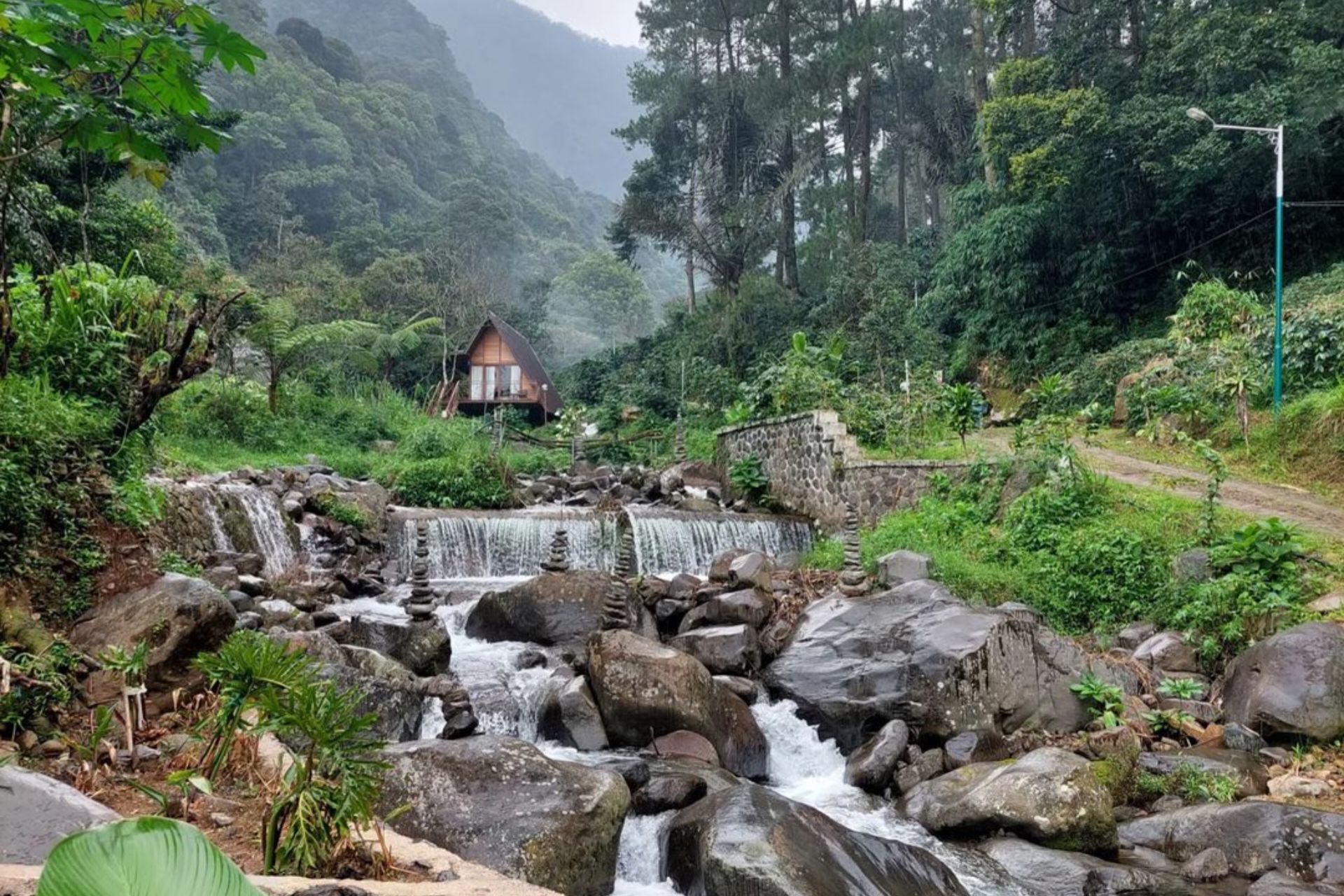 3 Tempat Nongkrong di Bandung dengan View Alam, Adem Cuy!
