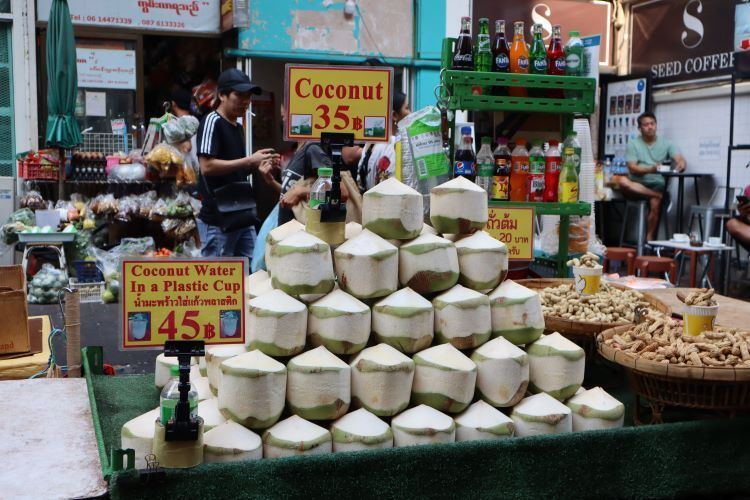Ternyata Ini Perbedaan Nam Hom Kelapa yang Diburu Wisatawan saat Kunjungi Thailand dengan Kelapa Biasa