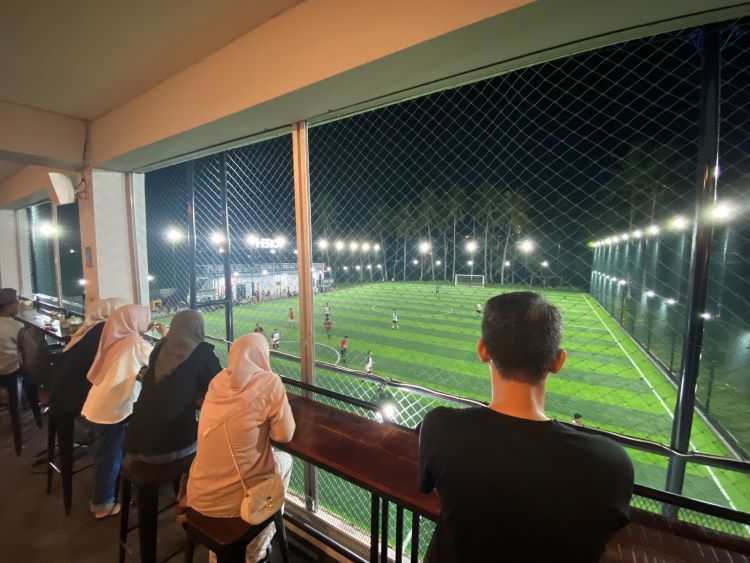 Nongkrong Santai Sambil Nonton Sepak Bola di R57 Coffee Mini Soccer yang Lagi Viral di Parepare