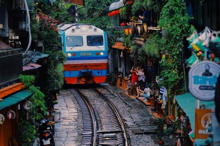 Sensasi Ngopi di Tepi Rel Kereta Api di Hanoi Train Street Vietnam