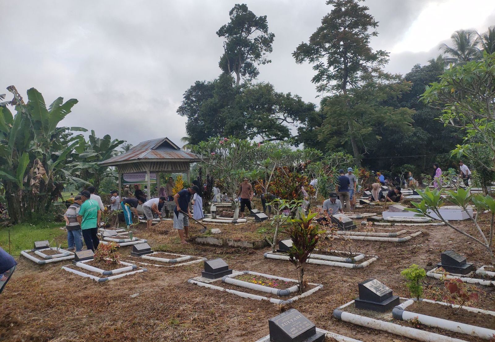 Jelang Ramadhan, Masyarakat Nagari Payobasung Lakukan Tradisi Bersihkan Makam dan Makan Badulang
