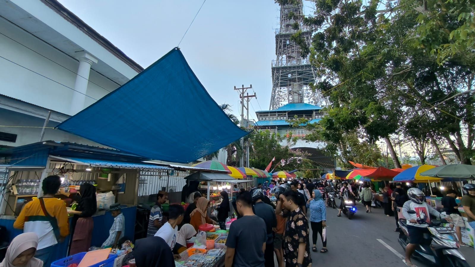 Serunya Berburu Takjil di Kawasan Menara Limboto Gorontalo, Vibesnya Berasa Lagi di Paris