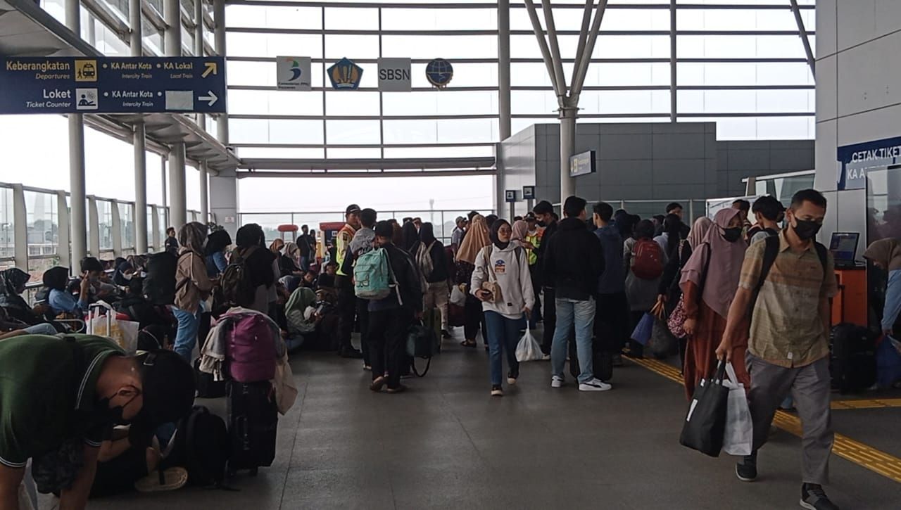 H-4 Lebaran, Lonjakan Penumpang Terjadi di Stasiun Cikarang Bersiap untuk Mudik