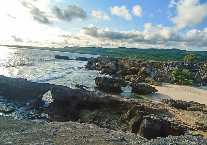 Pulau Rote: Keindahan Pantai Titik Nol Selatan dan Keasrian Bebatuan yang Masih Alami