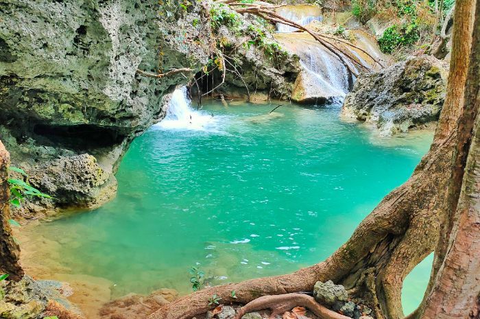Menyusuri Air Terjun Abone Fatukoa, Hidden Gem di NTT yang Bikin Takjub Pengunjung