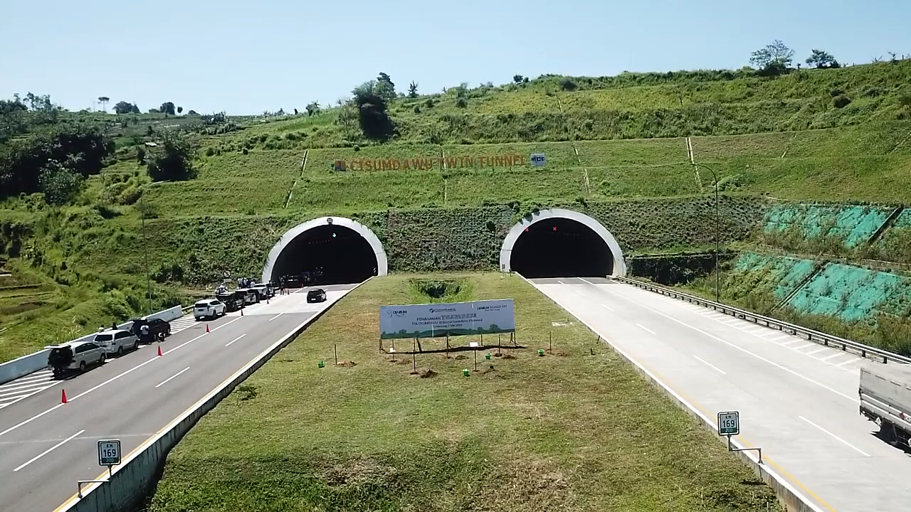 Bikin Sejuk dan Kurangi Polusi Karbon, Jalan Tol Cisumdawu Ditanami Tanaman Trembesi