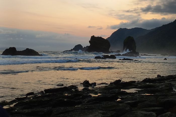 Pesona Pantai Papuma, Ikon Pantai di Jawa Timur yang Keindahannya Bikin Pengunjung Betah