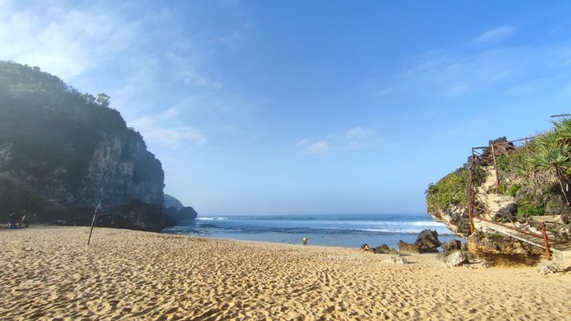 Pesona Pantai Ngrumput, Hidden Gem di Gunungkidul! 