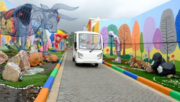 Sensasi Berwisata di Drive Thru Park Jatim, Ada Savannah Afrika hingga Bollywood Studio