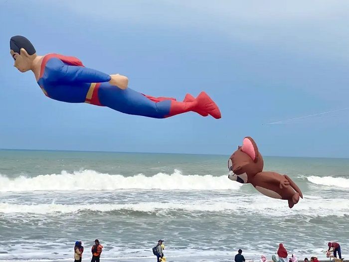 Melihat Layang-layang Raksasa Menghiasi Pantai Ketawang Purworejo