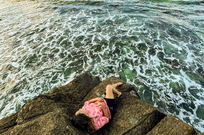 5 Cara Menikmati Keindahan Alam Bebatuan Unik Pantai Holtekamp 3 Jayapura