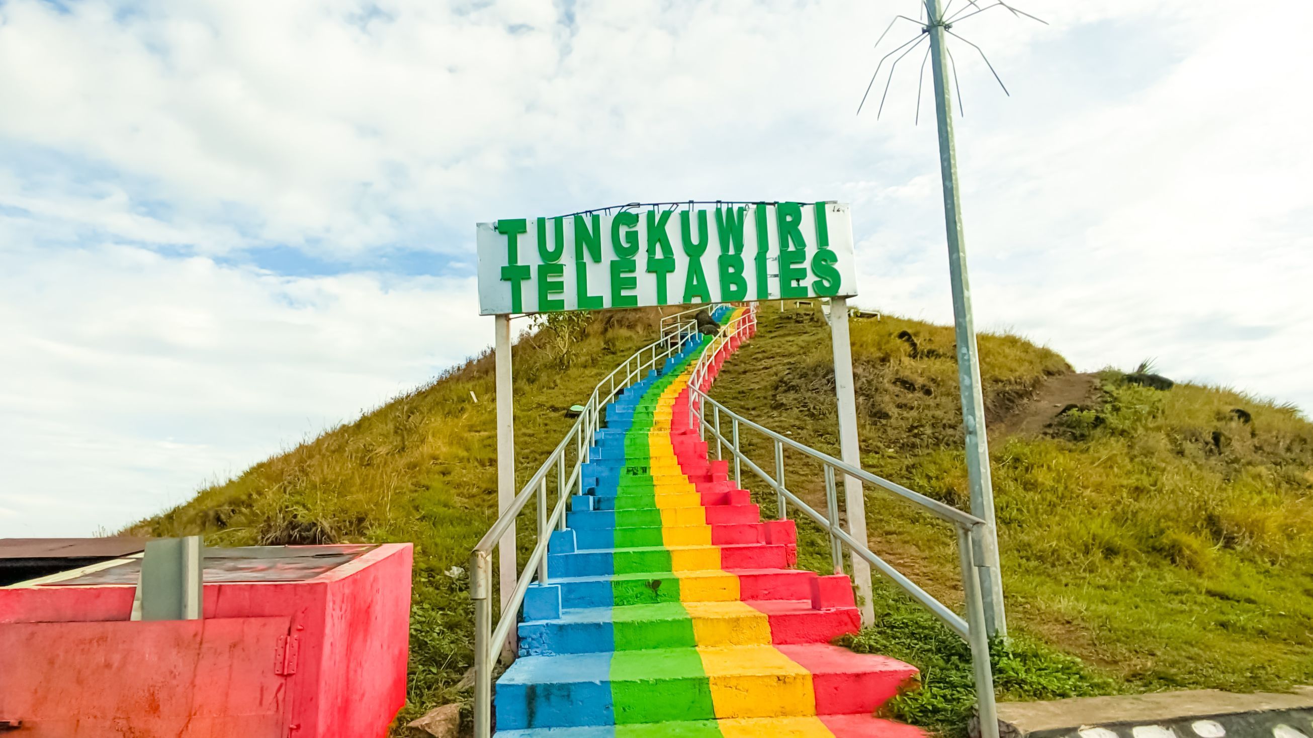 Melihat Pemandangan Gunung Cyclop dari Puncak Bukit Teletubbies Jayapura